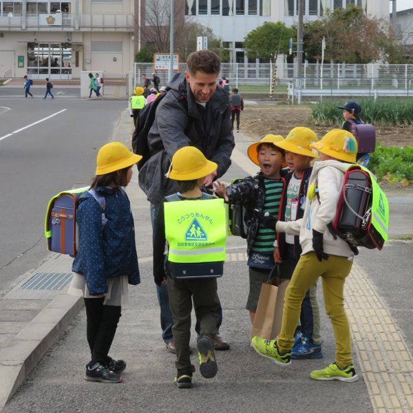 SEND Japan intern greets schoolchildren