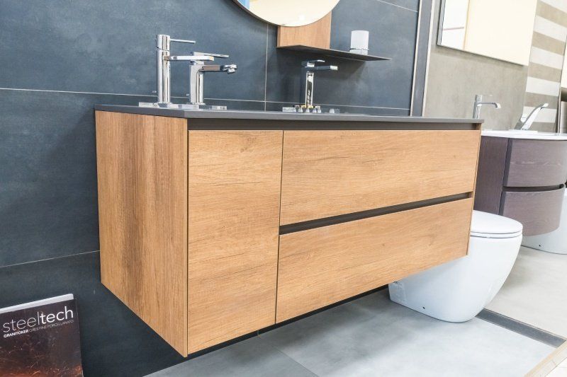 mobile bagno con specchio e rubinetto