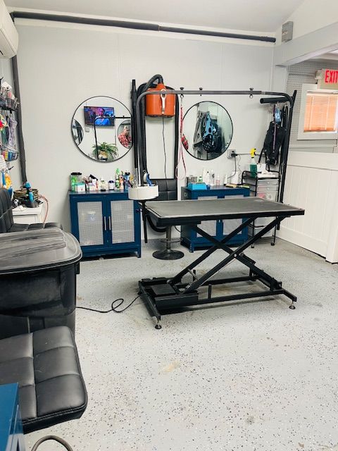 A room with a table and two mirrors on the wall