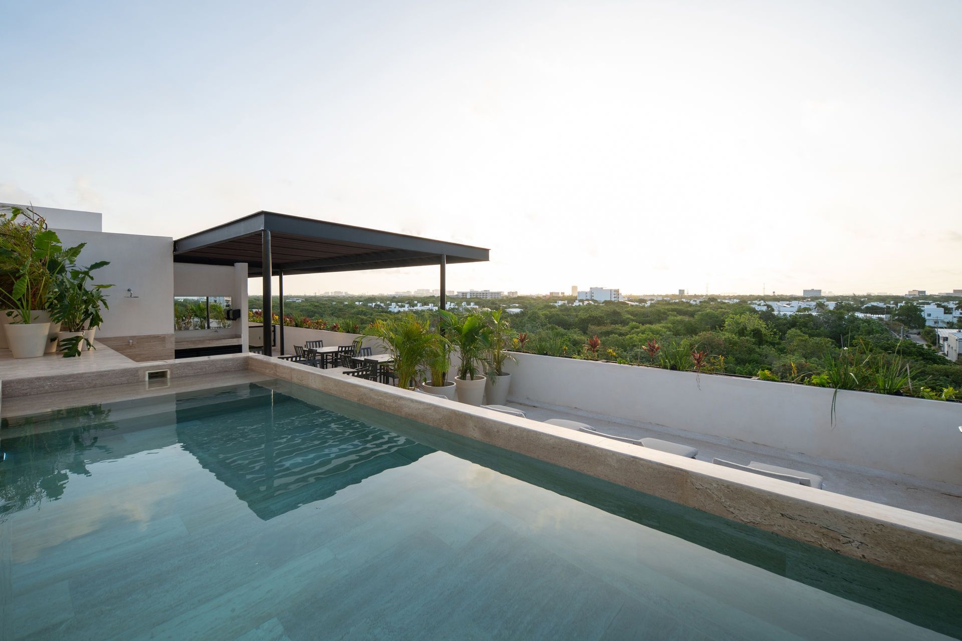 Una gran piscina en la azotea de un edificio