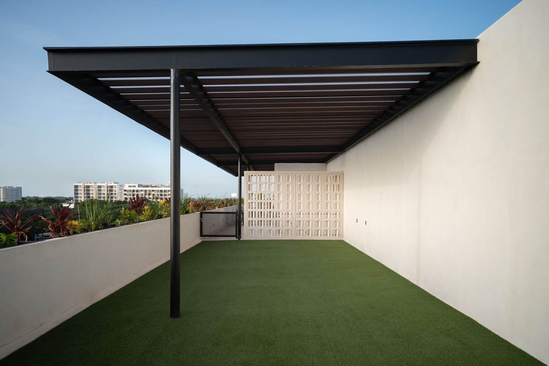 Una gran pirámide de piedra con escaleras que conducen a ella contra un cielo azul con nubes.