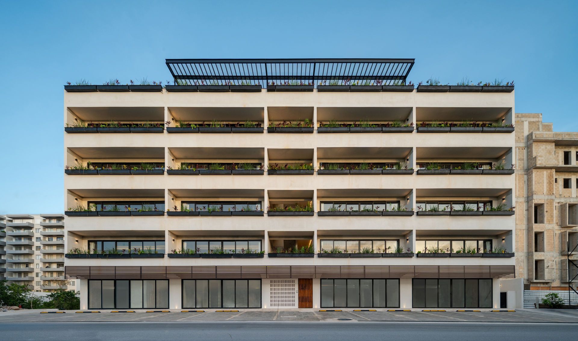 Un edificio grande con muchas ventanas y balcones.