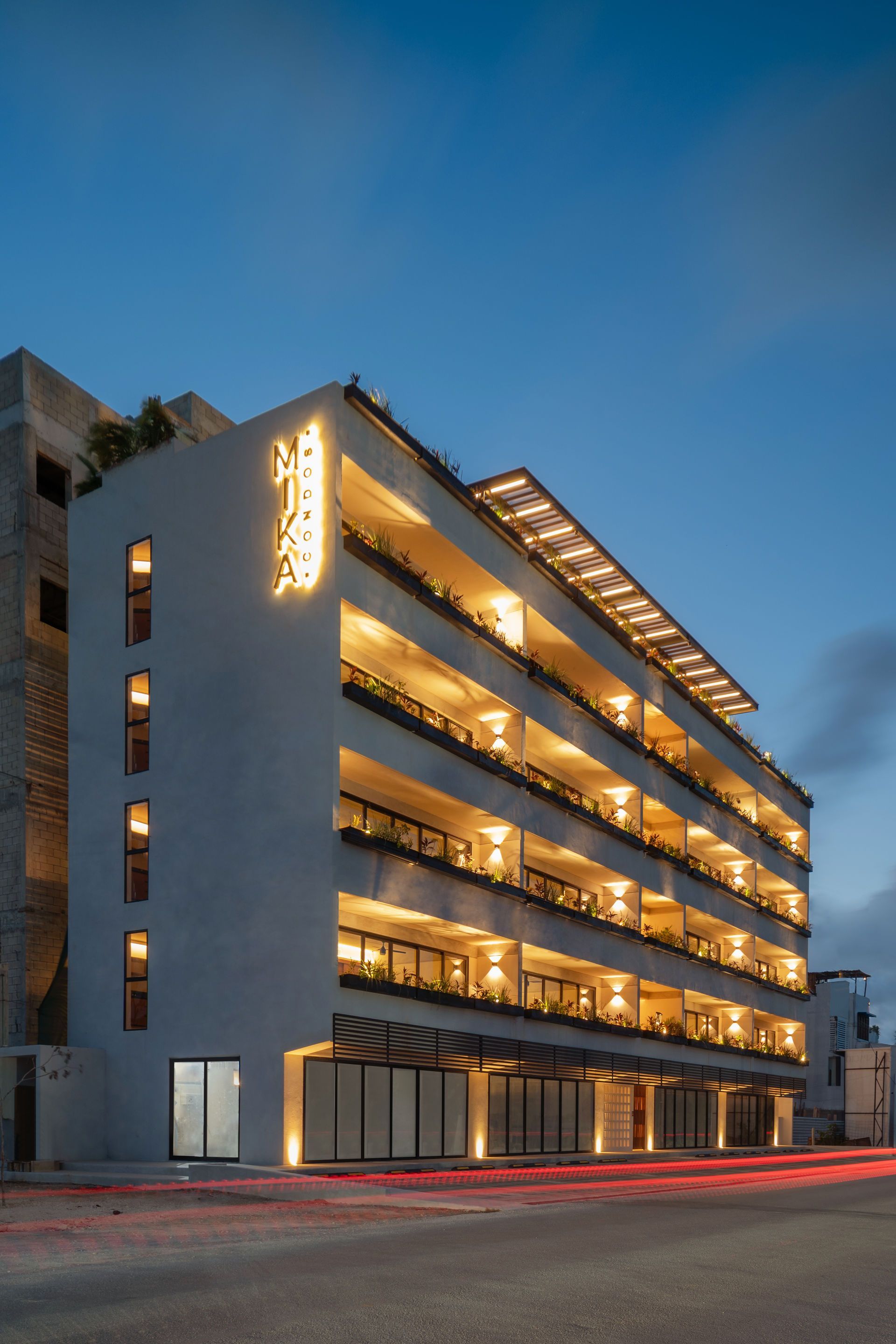 Un gran edificio con muchos balcones está iluminado por la noche.