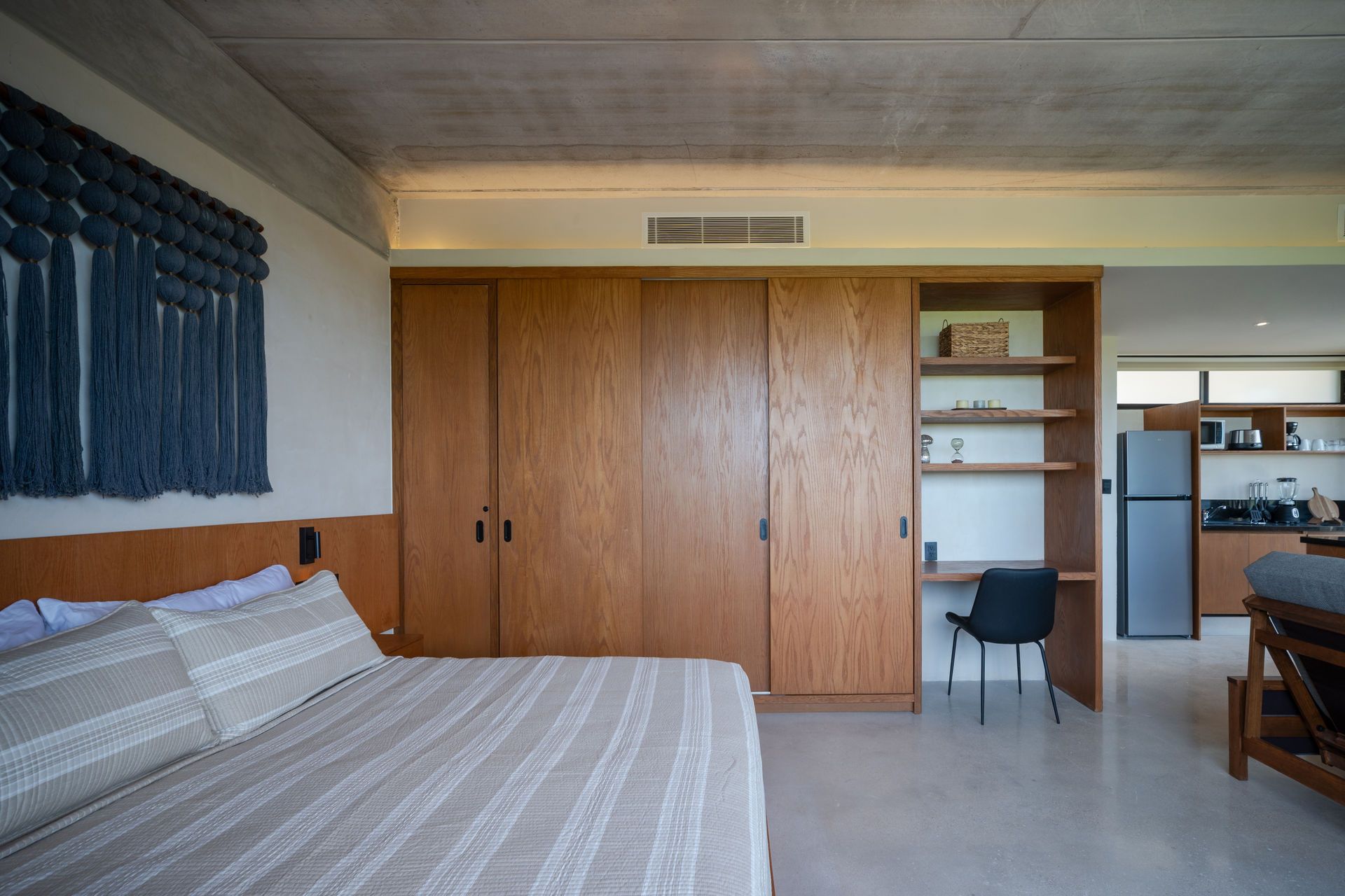 Un dormitorio con una cama y un escritorio.