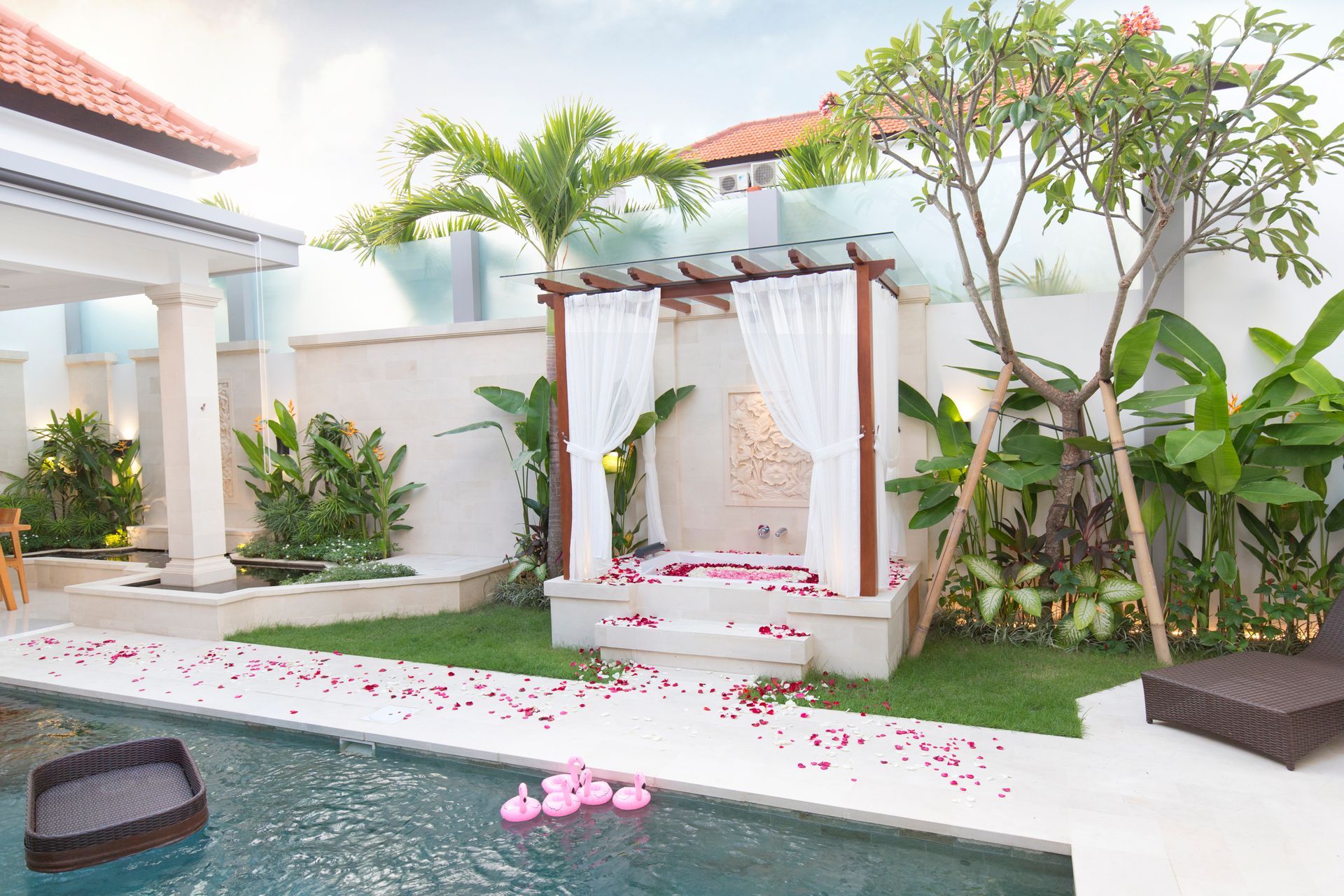 Romantic flower decoration in the jacuzzi