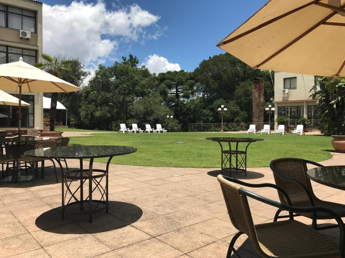 Escadas que levam a um muro de pedra com corrimão