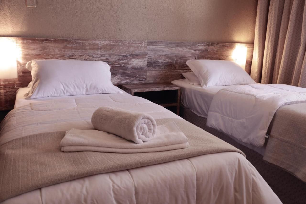 Um quarto de hotel com duas camas e duas toalhas