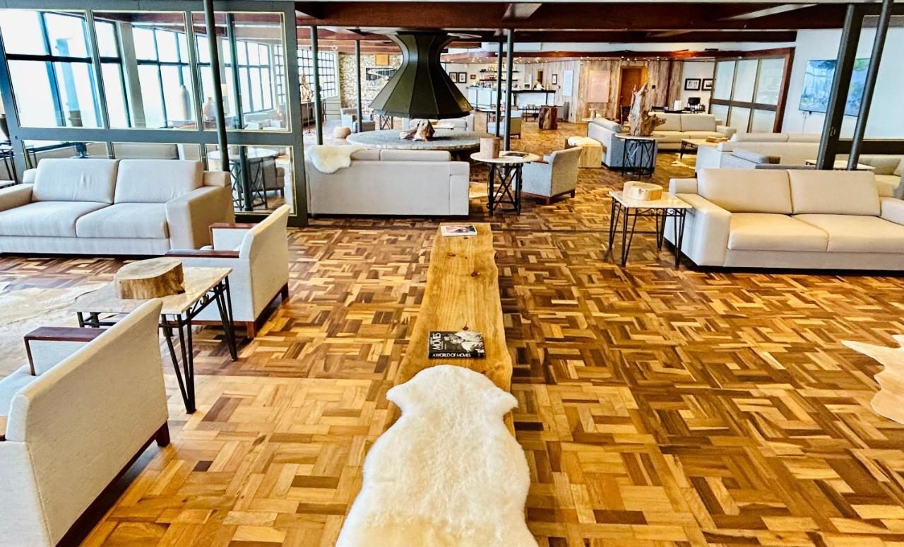 Uma sala de estar cheia de móveis e piso de madeira.