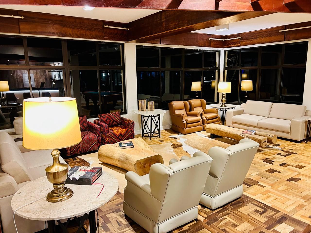 Uma sala de estar com muitos móveis e luminárias