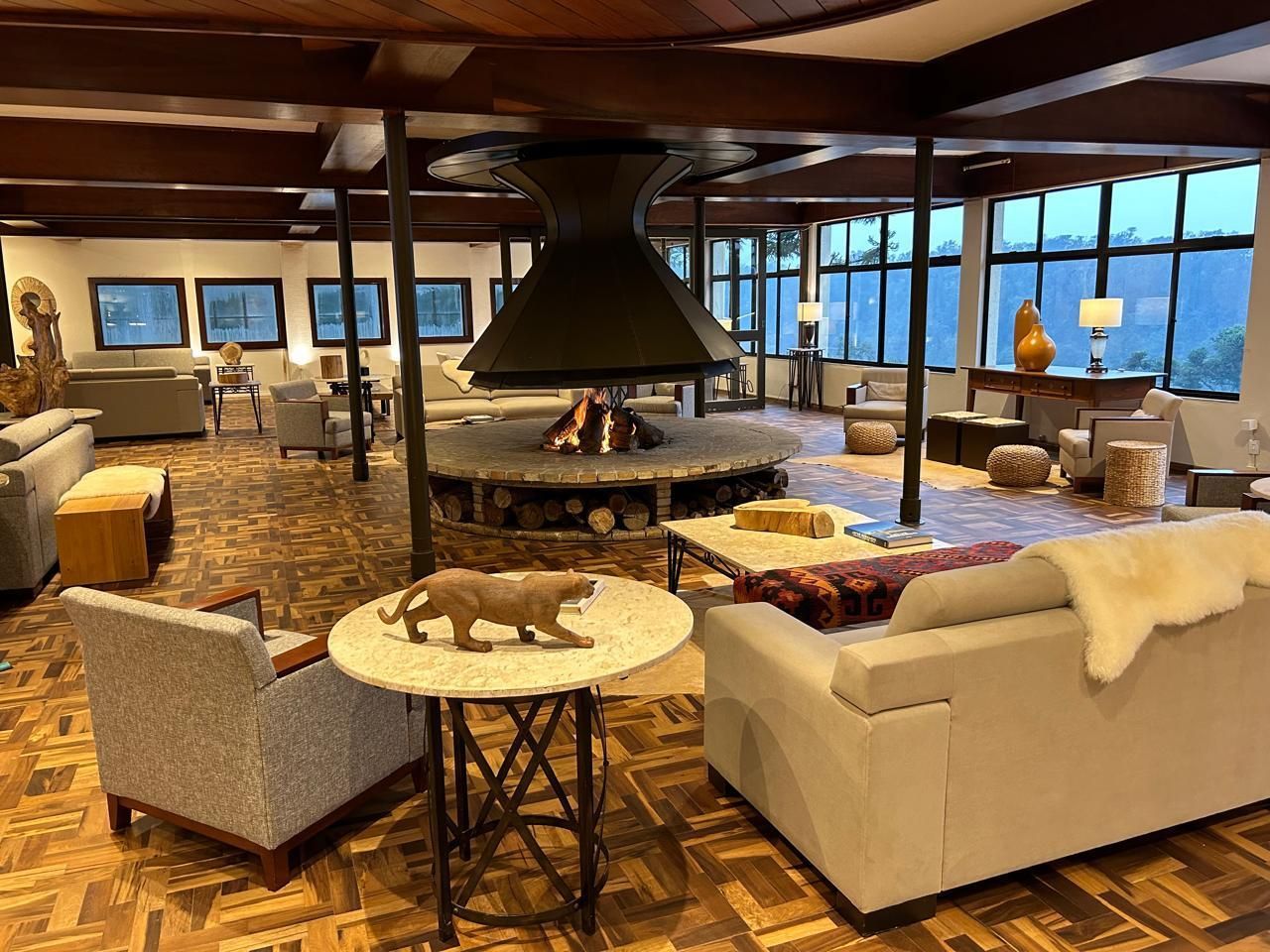 Uma sala de estar cheia de móveis e uma lareira.