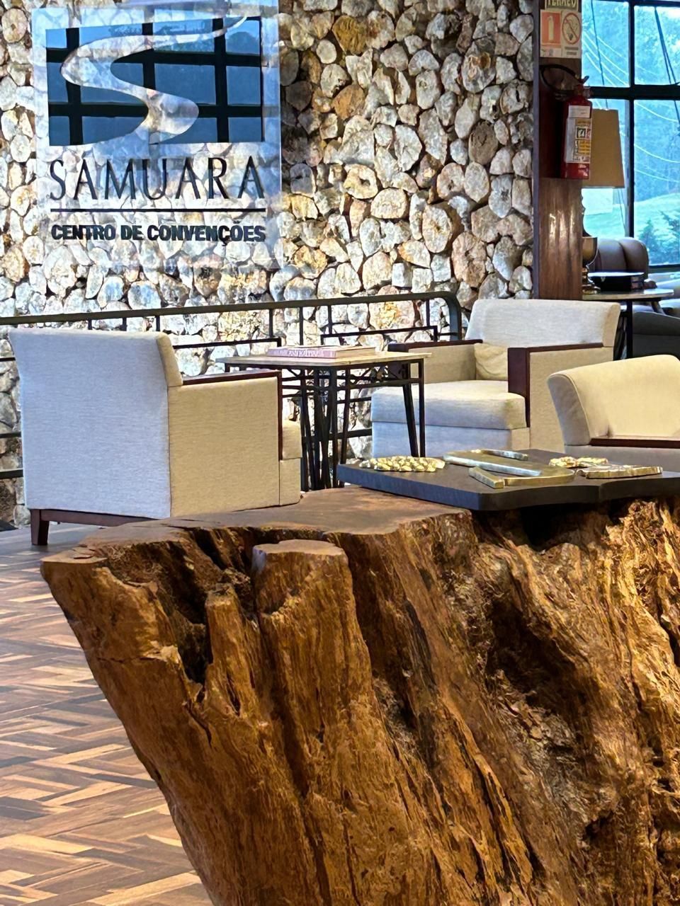 Uma sala com uma placa que diz samuara