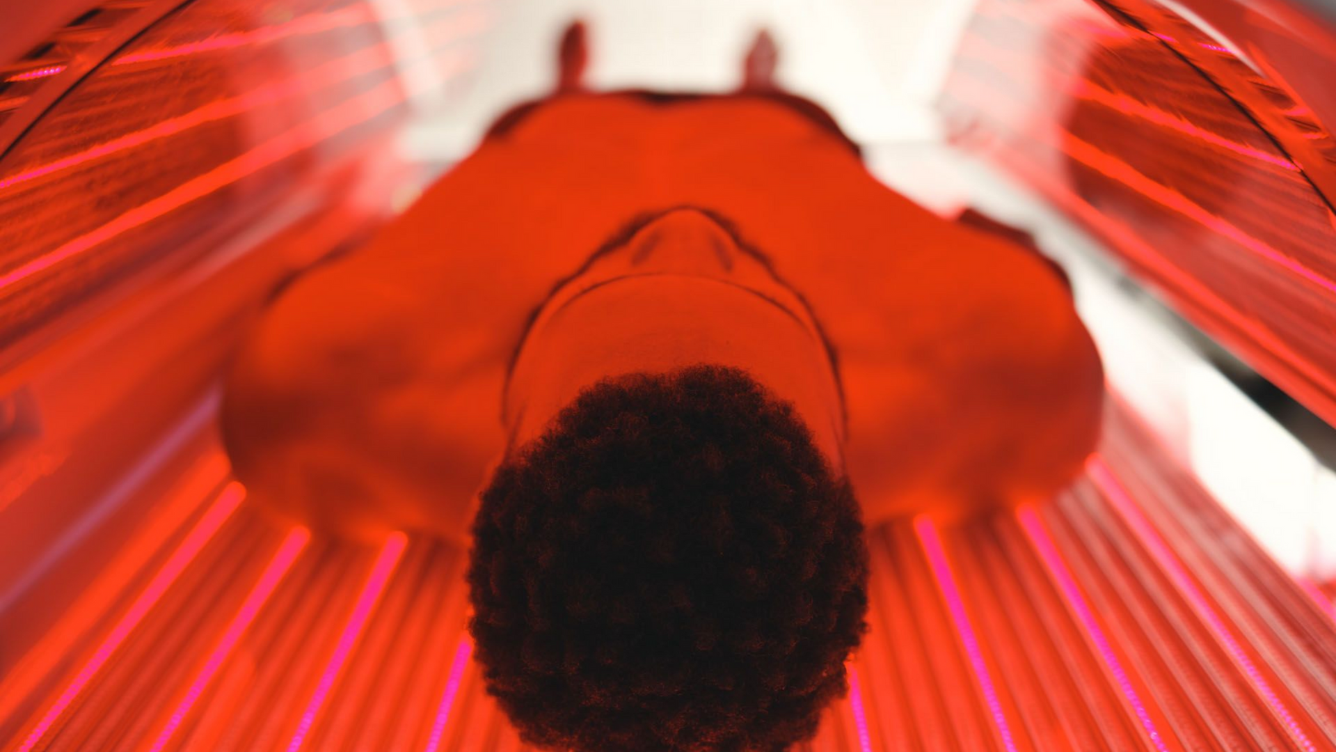 Man gets light therapy treatment on back