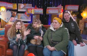 Onze juffen overhandigen de cheque van 1000 EUR aan De Warmste Week.