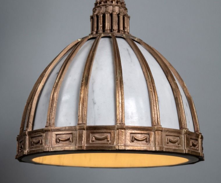 Lampada a sospensione a cupola, struttura color bronzo con pannelli in marmo bianco.