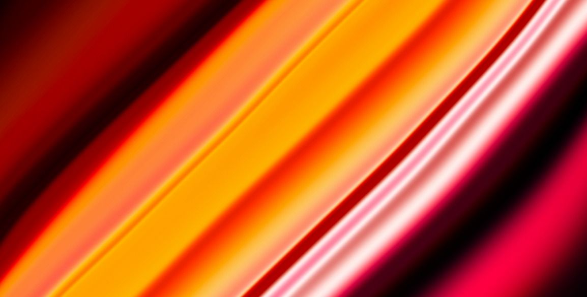 Fasce diagonali di rosso, arancione e bianco si fondono, creando uno sfondo caldo e astratto.