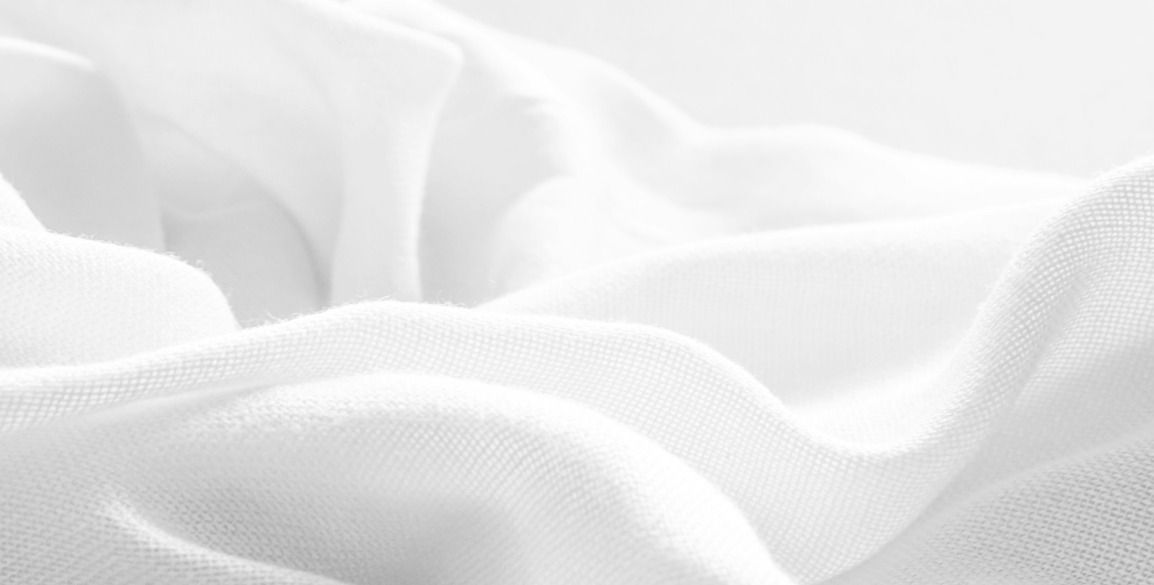 Tessuto bianco, ondulato e fluido.