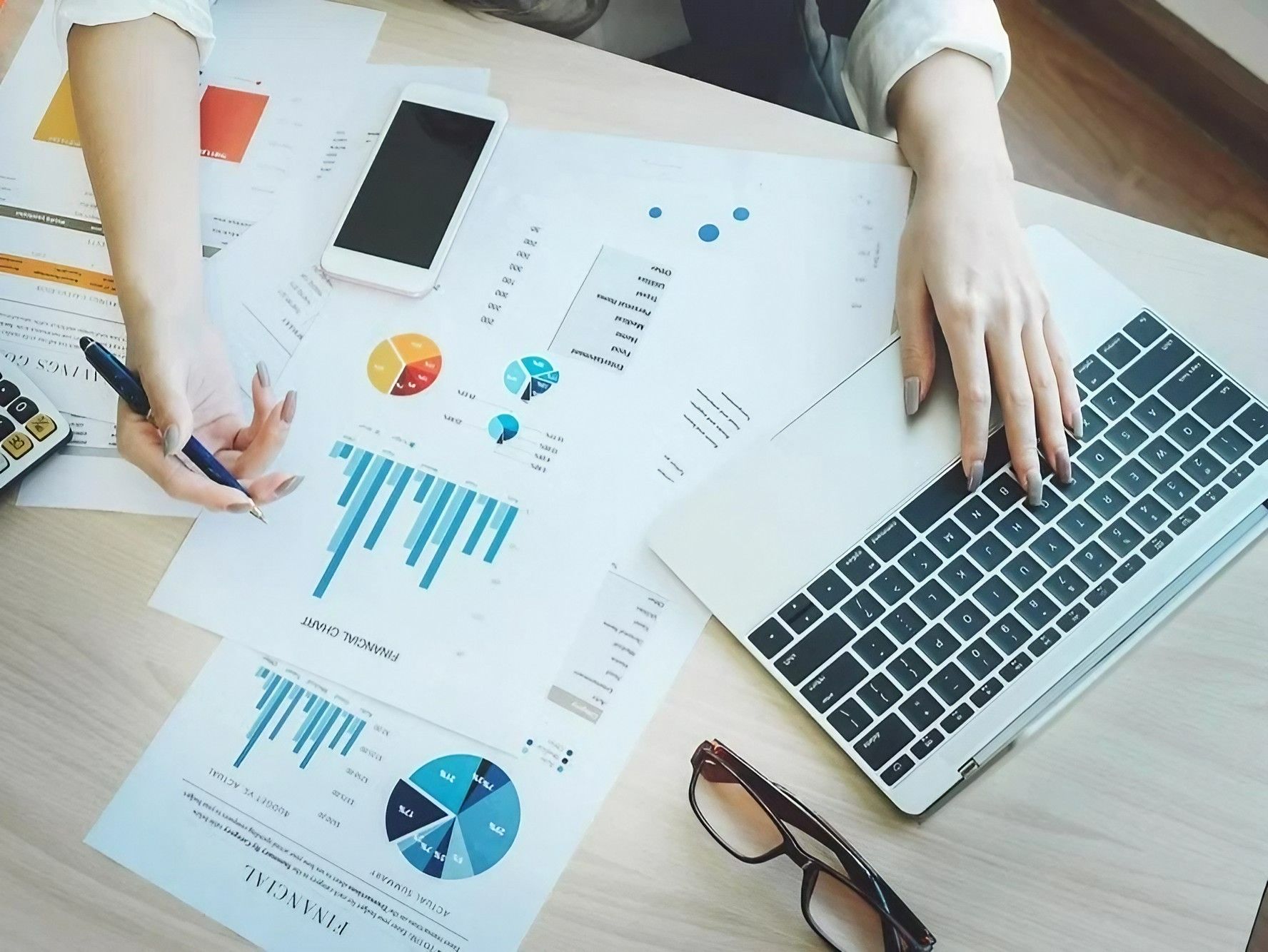 A Woman Is Sitting at A Desk Using a Laptop Computer — Early Bird Accounts in Tamworth, NSW