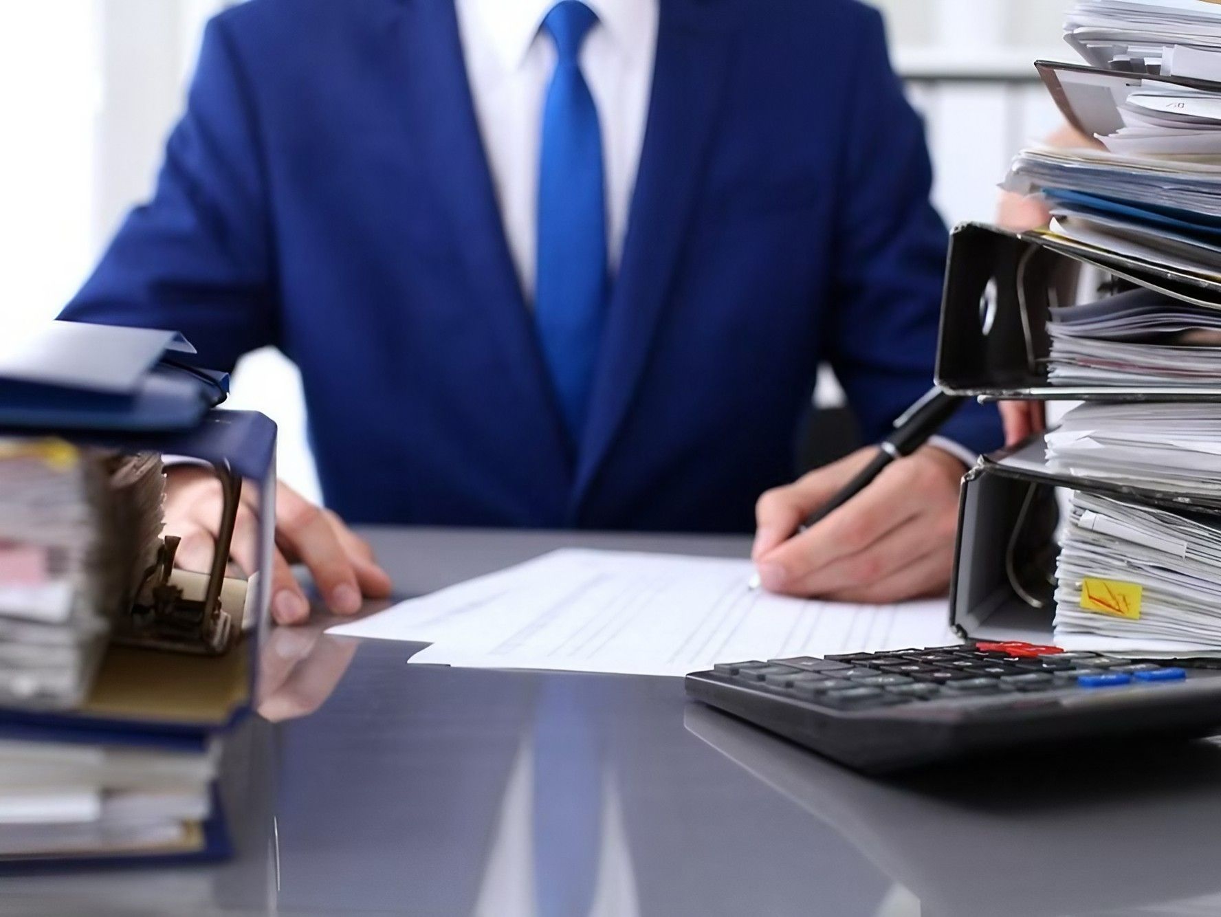 A Man in A Suit and Tie Is Writing on A Piece of Paper — Early Bird Accounts in Tamworth, NSW