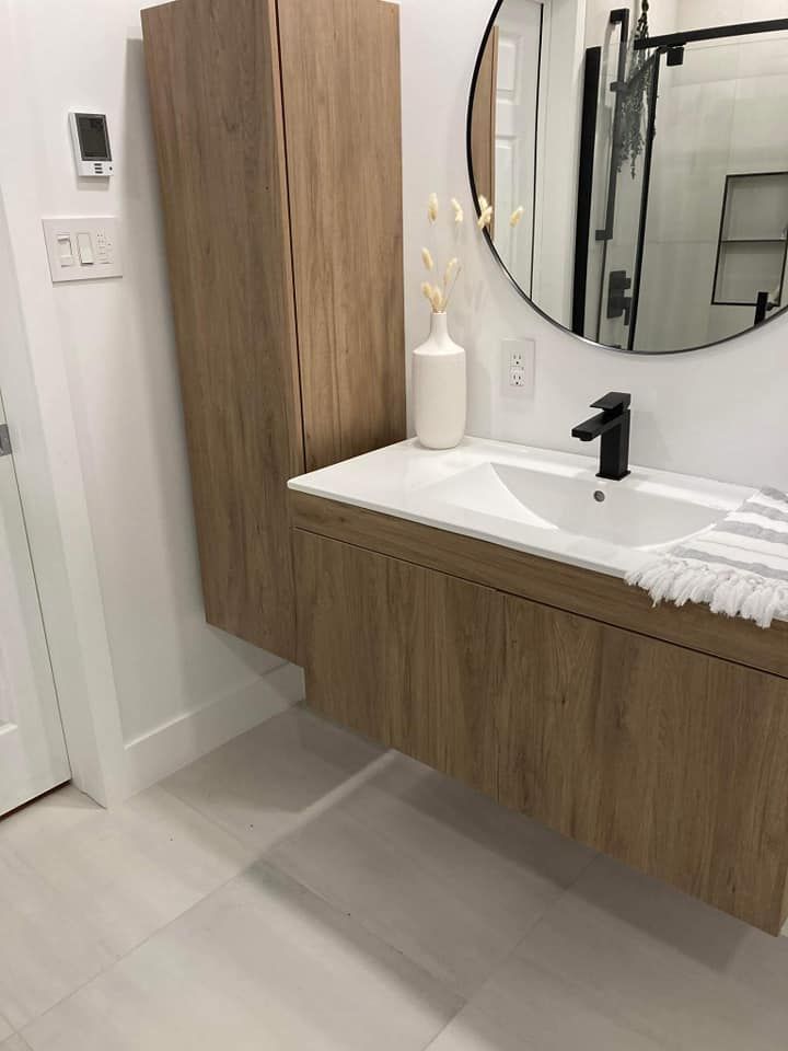 Une salle de bain avec un lavabo, un miroir et un meuble.