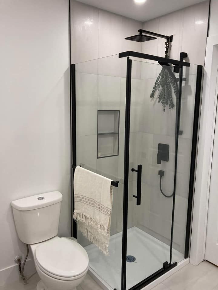 Une salle de bain avec WC, douche et cabine de douche.