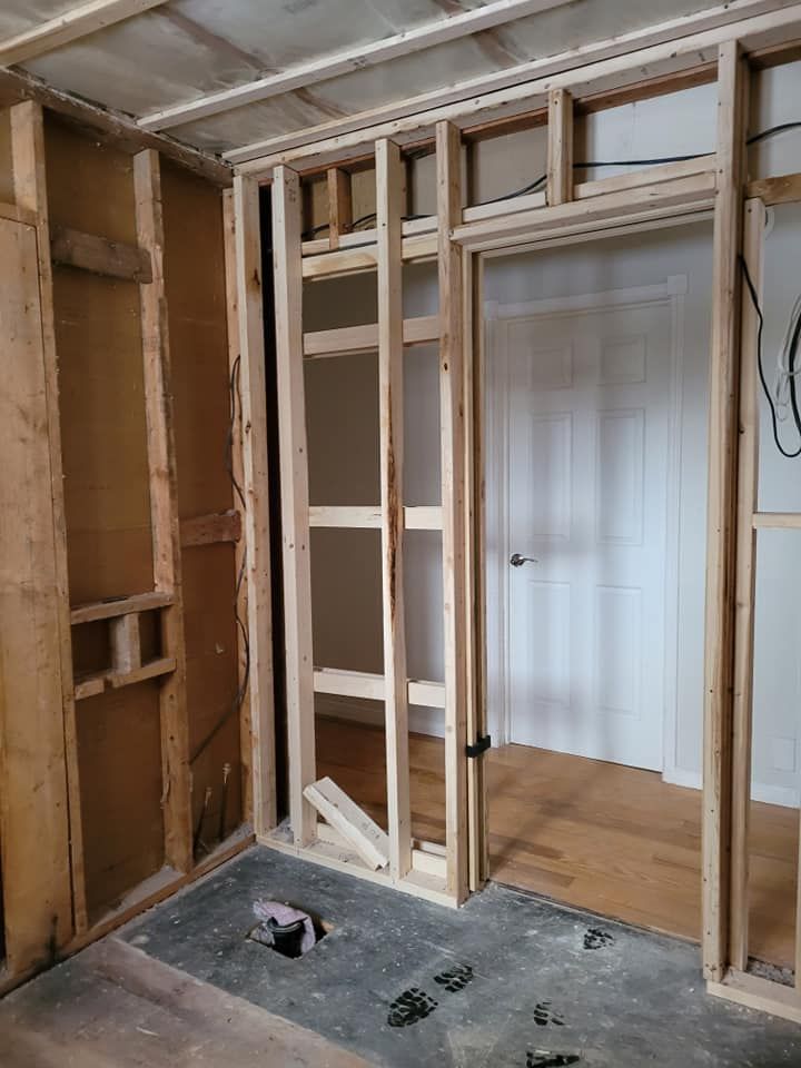 Une pièce avec des murs en bois et une porte en construction.