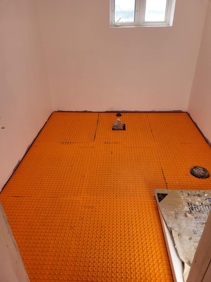 Une pièce avec un sol orange et une fenêtre.