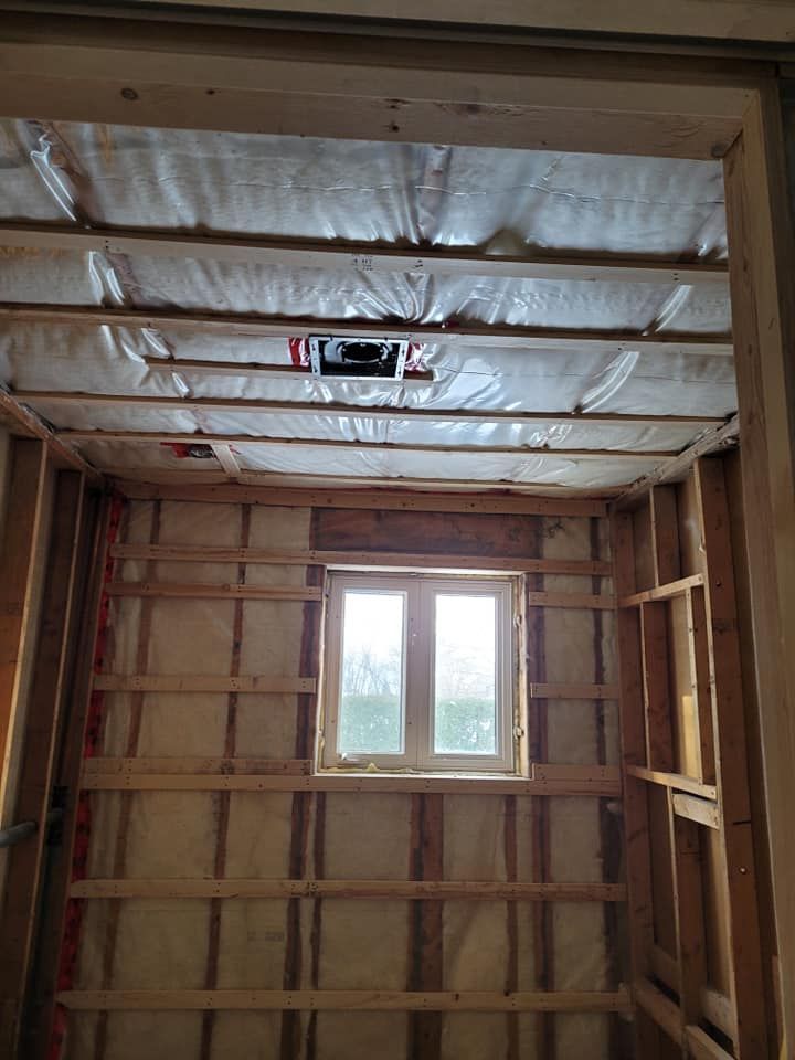 Une pièce avec une fenêtre est en cours de construction.