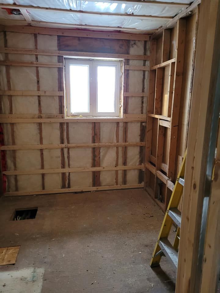 Une pièce avec une fenêtre et une échelle à l'intérieur.