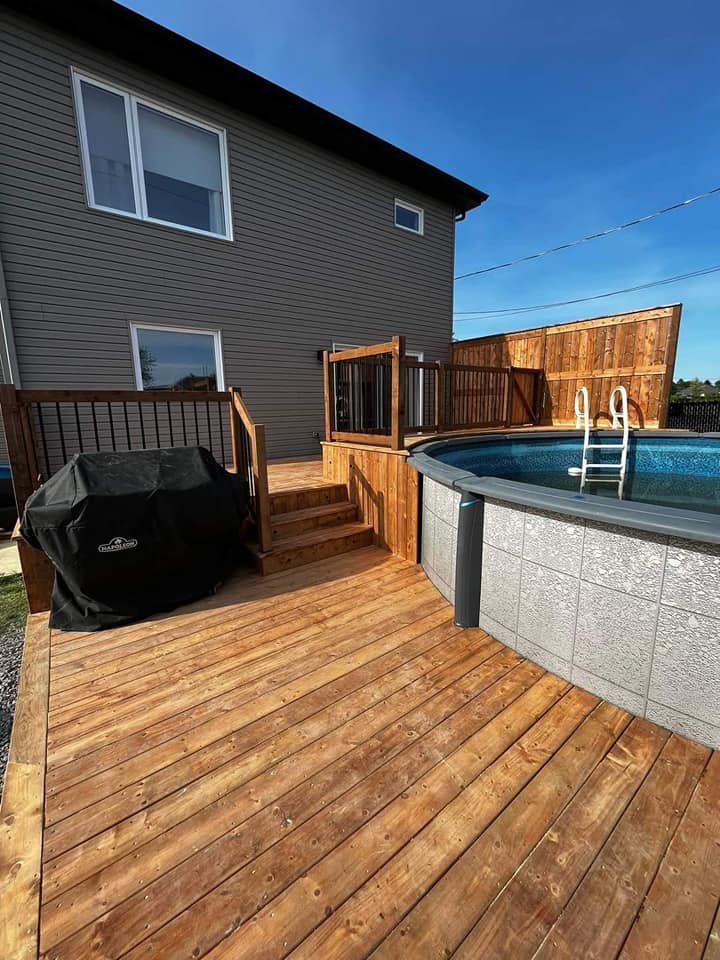 Une terrasse en bois avec une piscine dans l'arrière-cour d'une maison.