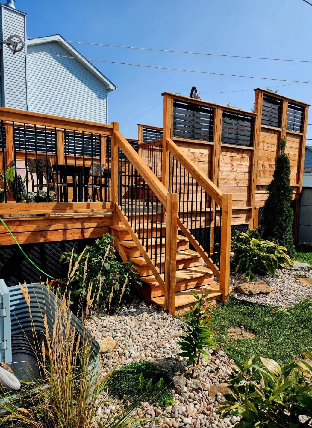 Une terrasse en bois avec des escaliers qui y mènent