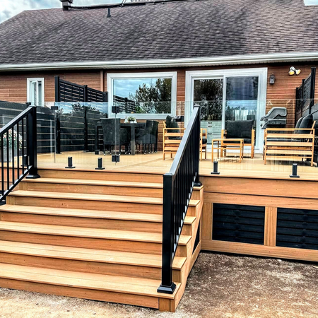 Une maison avec une grande terrasse et des escaliers qui y mènent