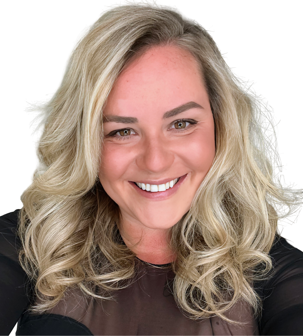 Un homme avec des lunettes et une barbe a la main sur le menton