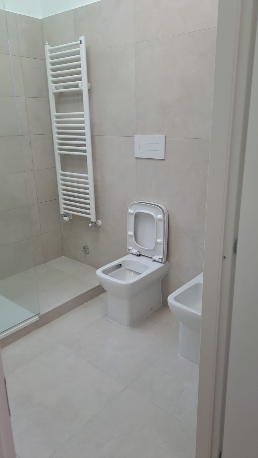 Un bagno con wc, bidet e portasciugamani.