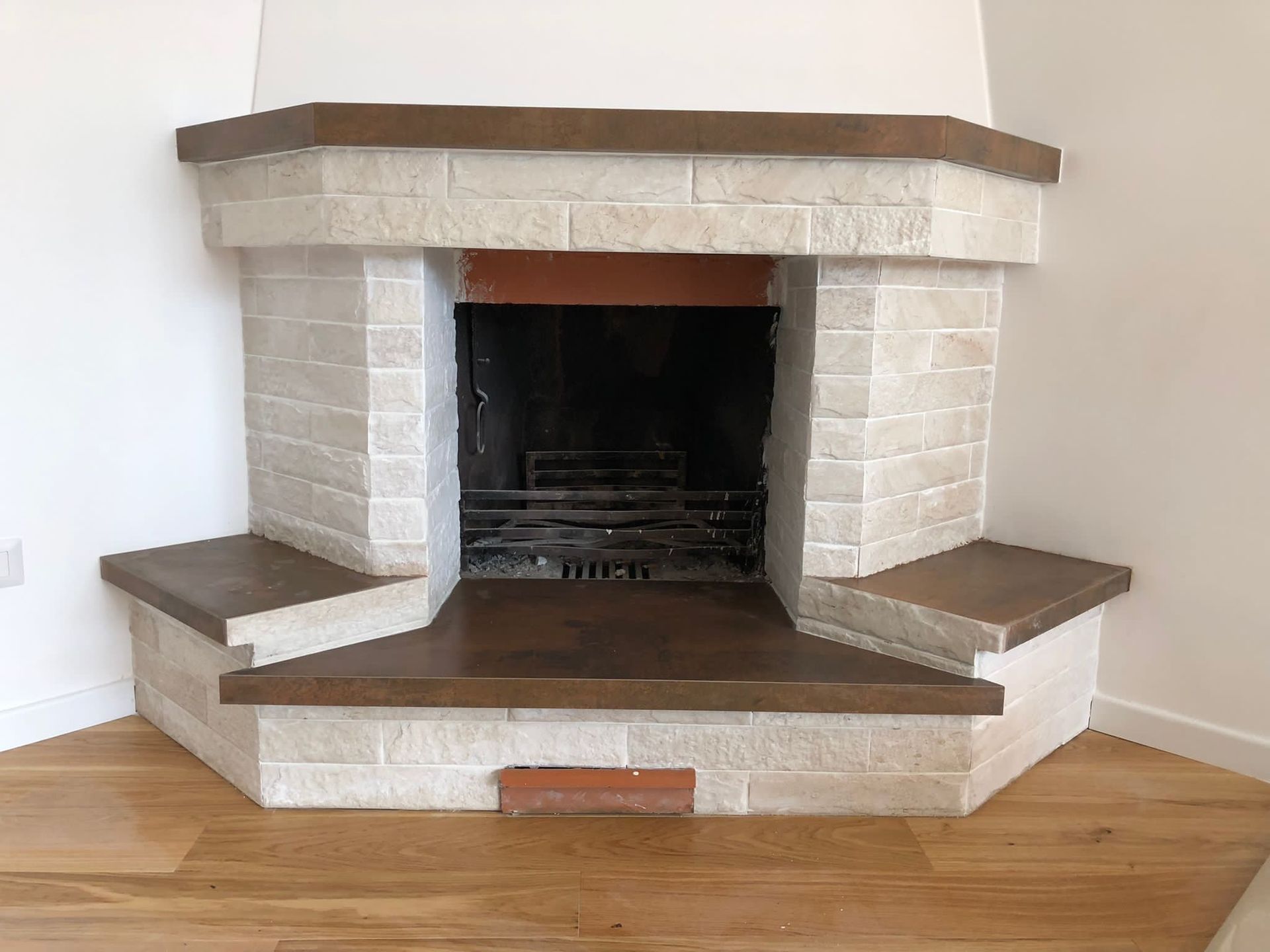 C'è un camino nell'angolo della stanza.