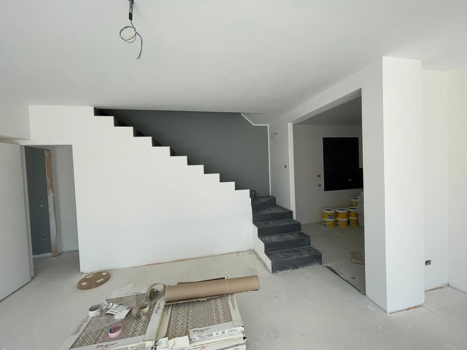 Una stanza con una scala al centro