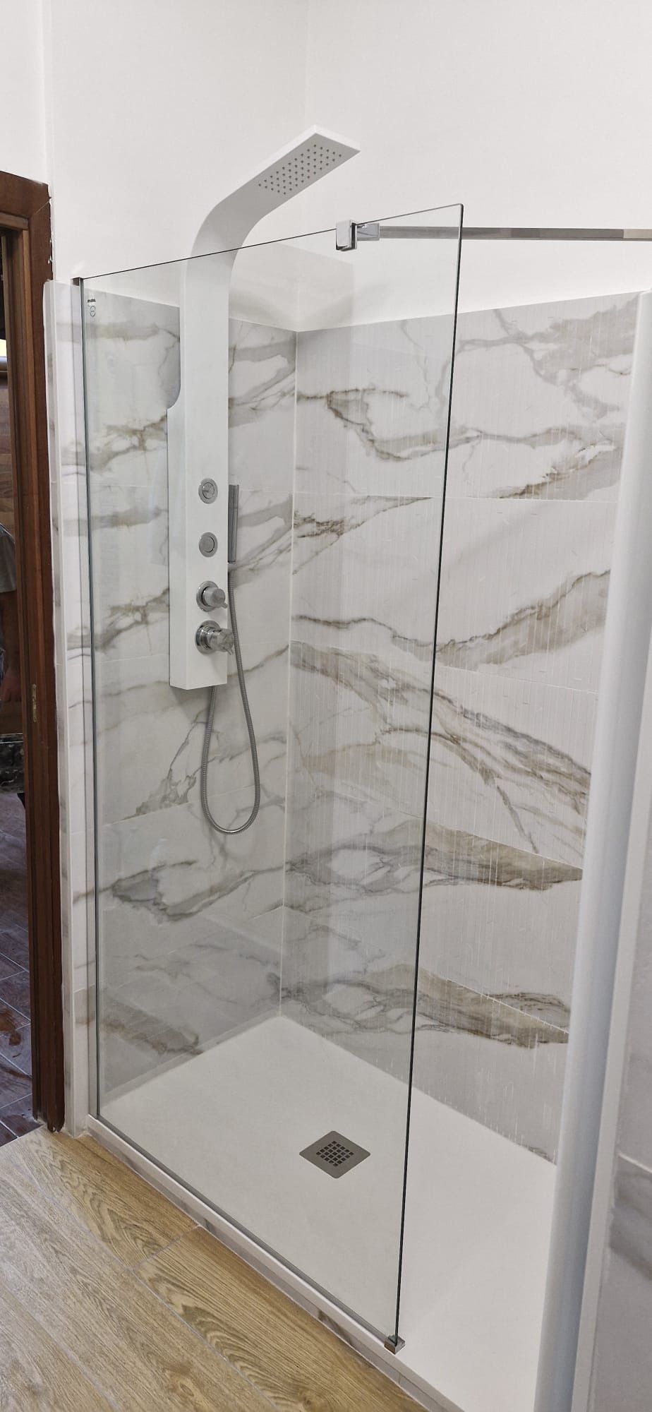 Un bagno con cabina doccia e soffione.