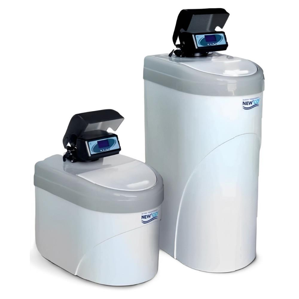 Due addolcitori d'acqua sono posizionati uno accanto all'altro su uno sfondo bianco