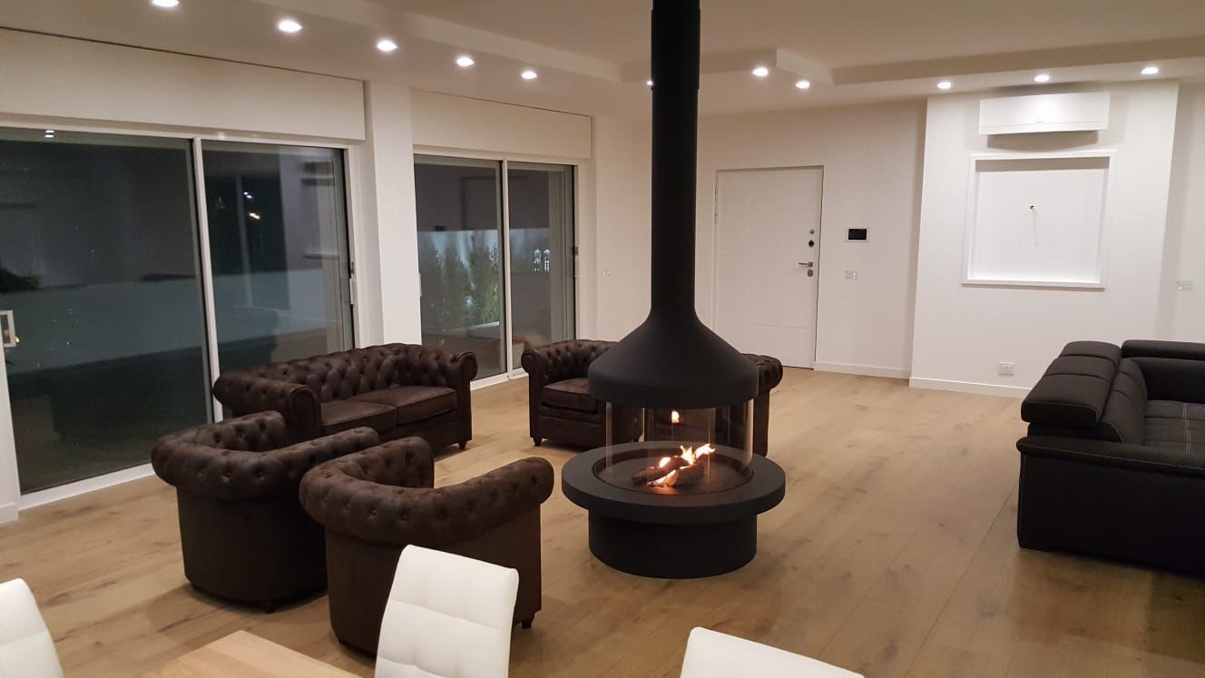 Un soggiorno con un camino al centro