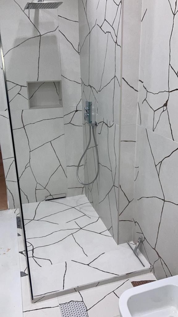 Un bagno con cabina doccia e WC.