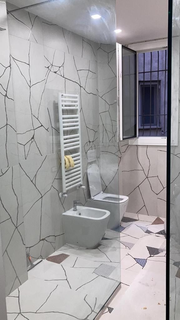 Un bagno con due wc, un bidet e un portasciugamani.