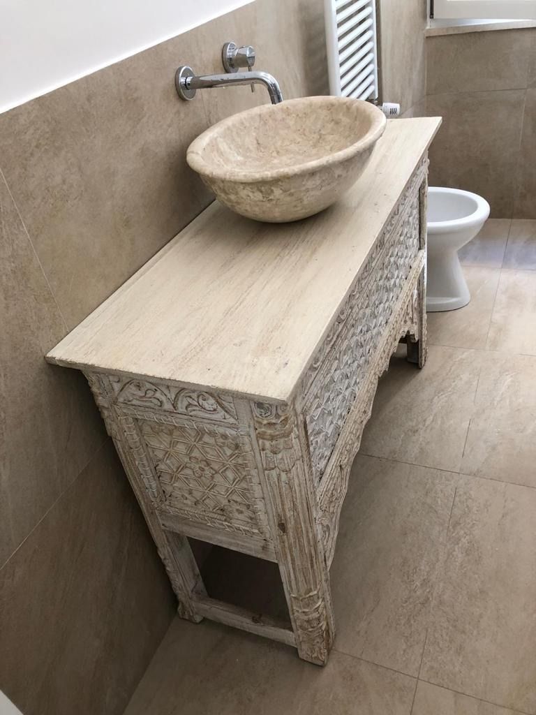 Un bagno con lavandino e water.