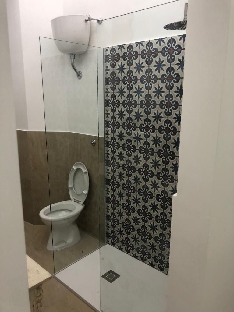 Un bagno con wc e cabina doccia.