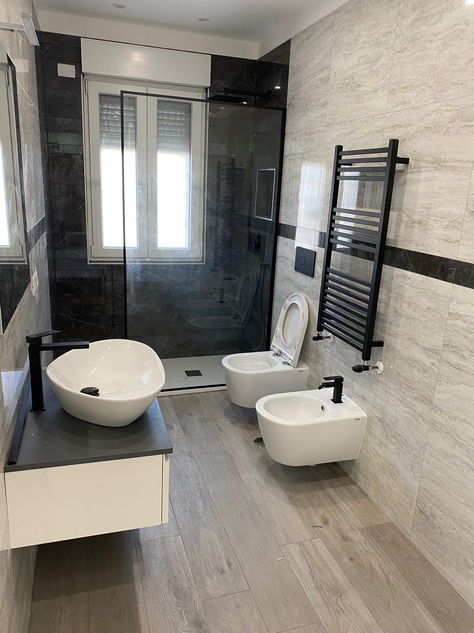 Un bagno con lavandino, wc e bidet.