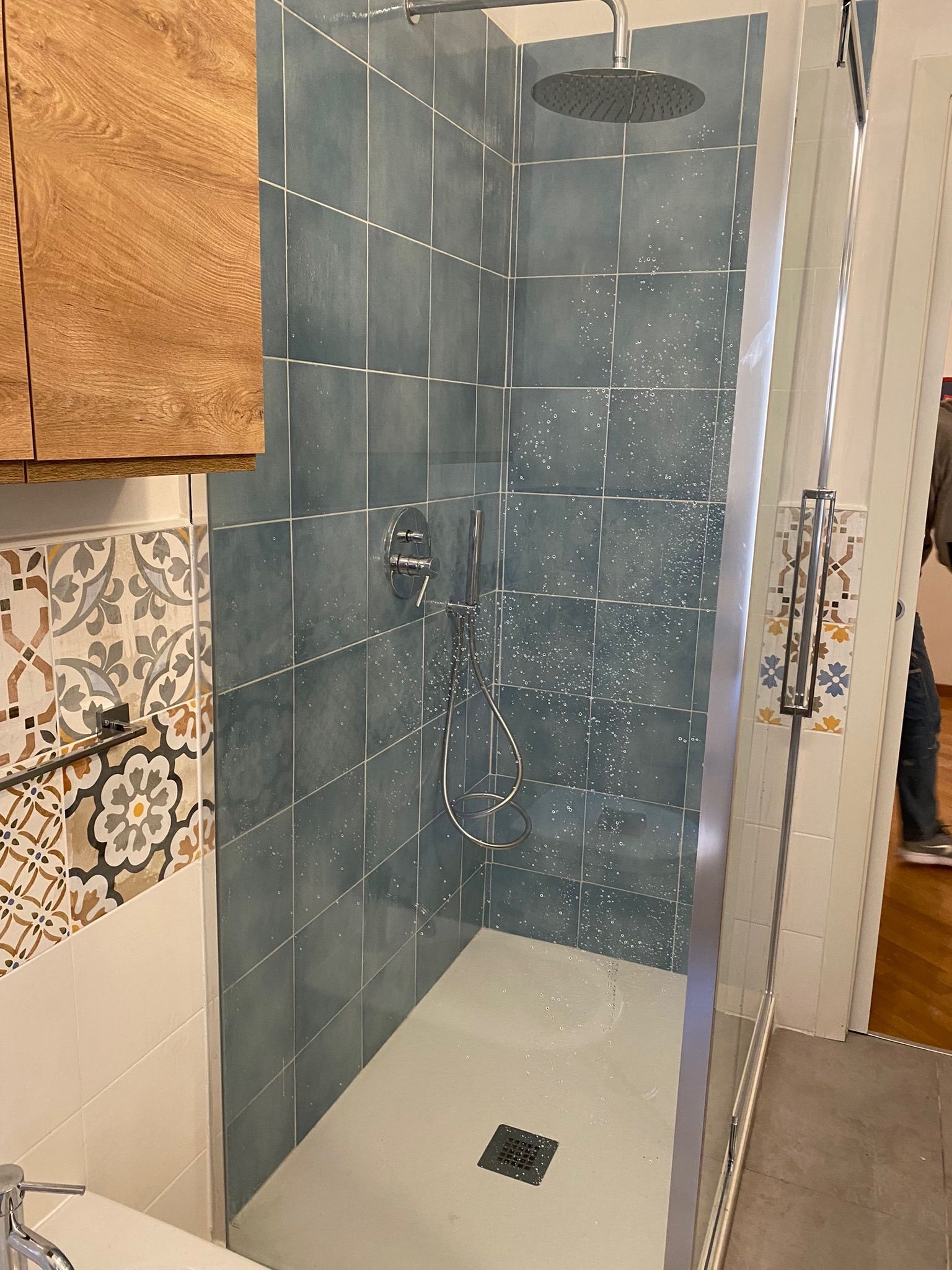 Un bagno con cabina doccia e lavandino.