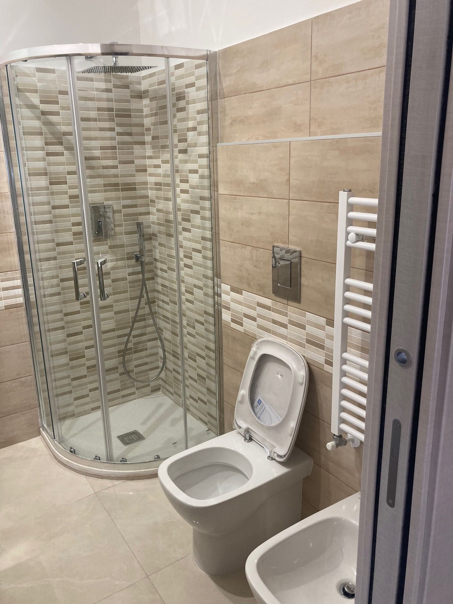 Un bagno con wc, lavandino e doccia.