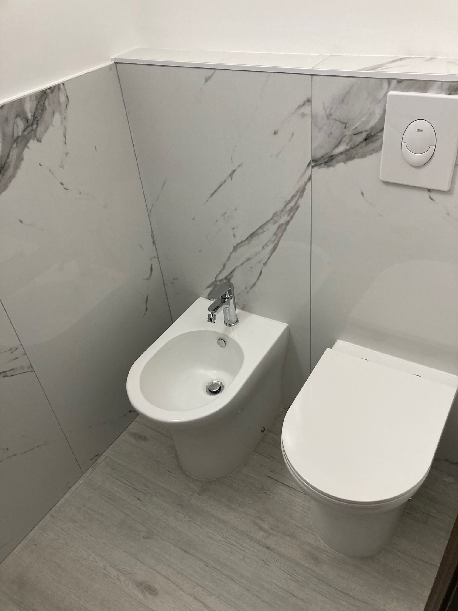 Un bagno con bidet e wc.