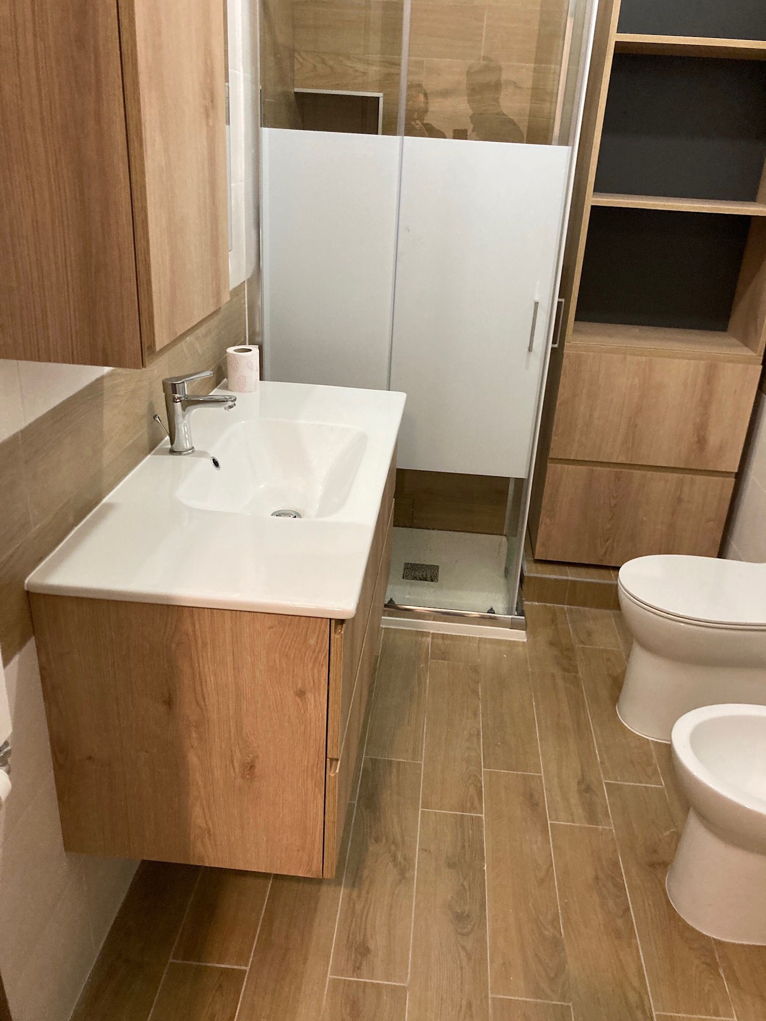 Un bagno con lavandino, wc e doccia.