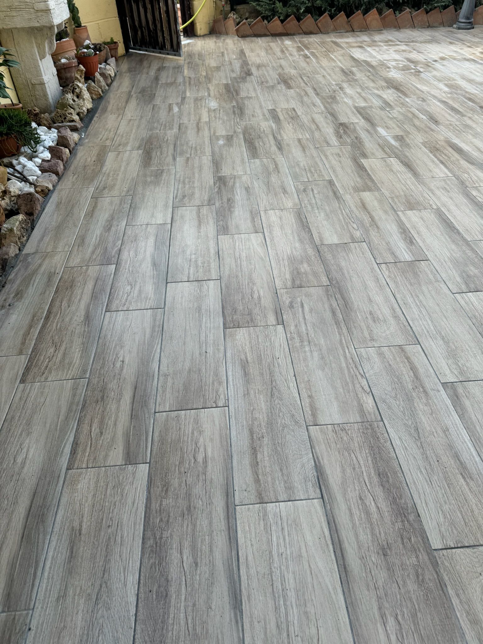 Un pavimento in legno con molte piastrelle.