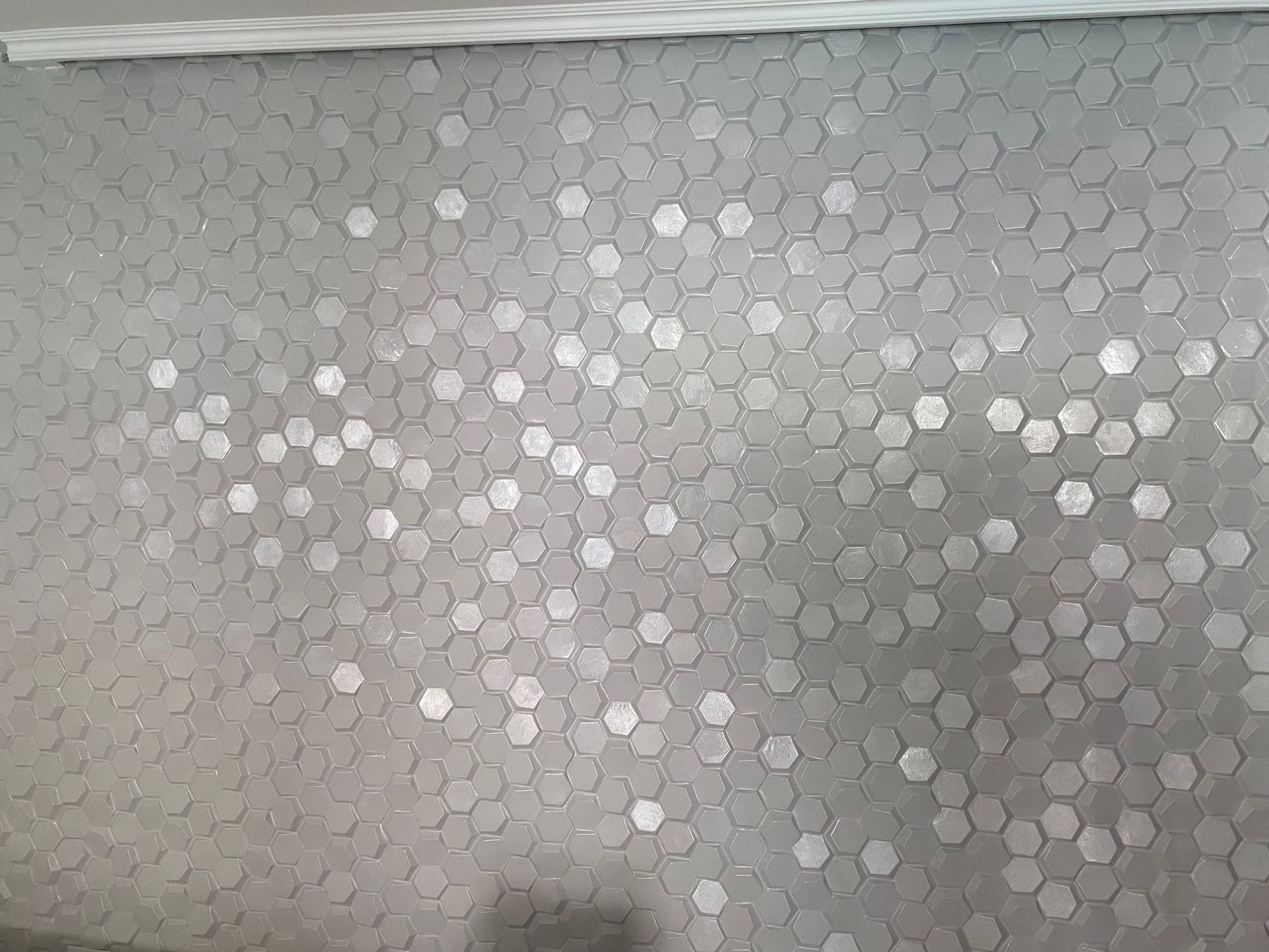 Primo piano di un pavimento piastrellato con motivo a nido d'ape.