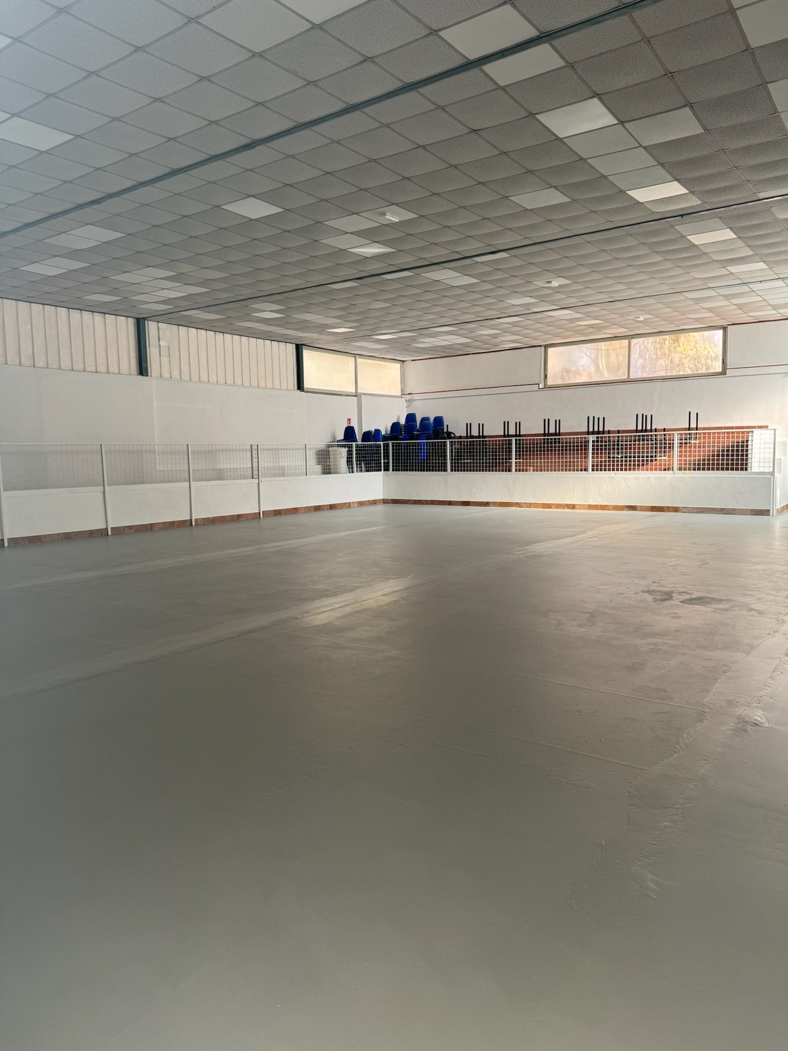 Una grande stanza vuota con molte finestre